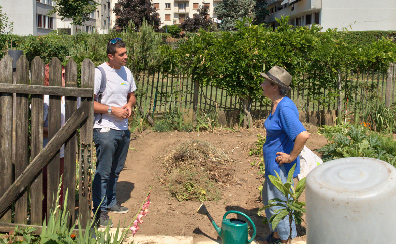 Action de prévention  dans un jardin collectif d’une zone  urbaine en région Auvergne-Rhône-Alpes, par des agents de l'EID Rhône-Alpes.